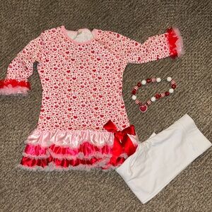 SUPER CUTE HEART SHIRT, WHITE CAPRIS, HEART NECKLACE